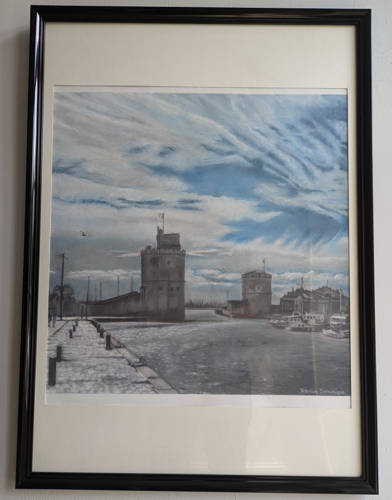 Dessin complet du Vieux Port La Rochelle encadré. On voit le ciel nuageux, les tours , les bateaux et le quai.