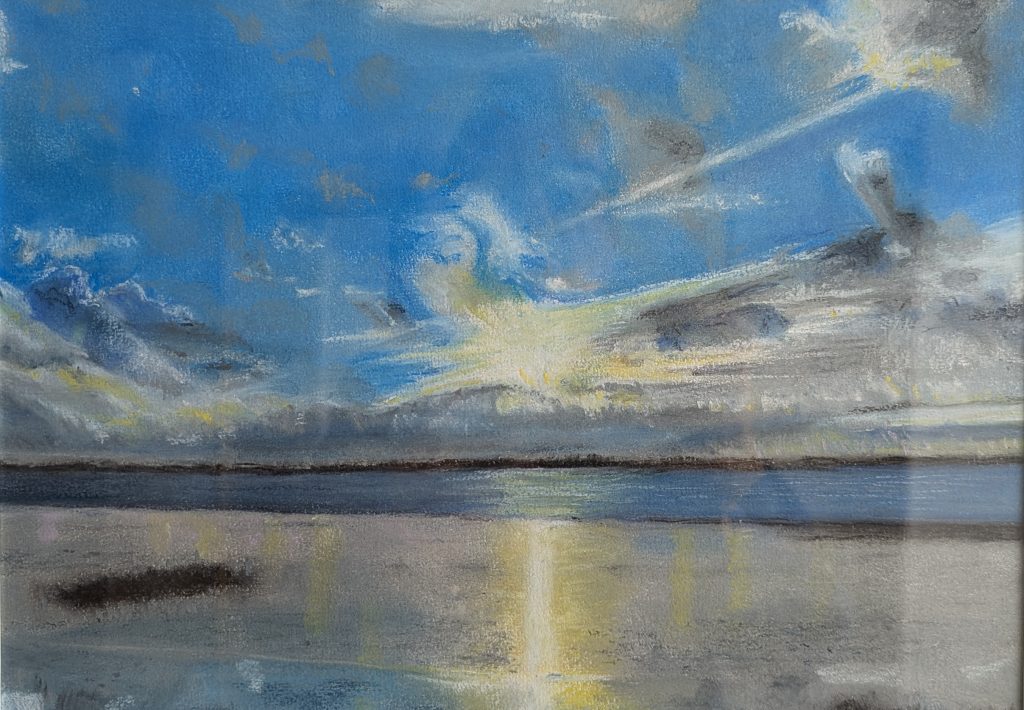 Dessin au pastel sec paysage de bord de mer avec un soleil au centre, des nuages et de l'eau 