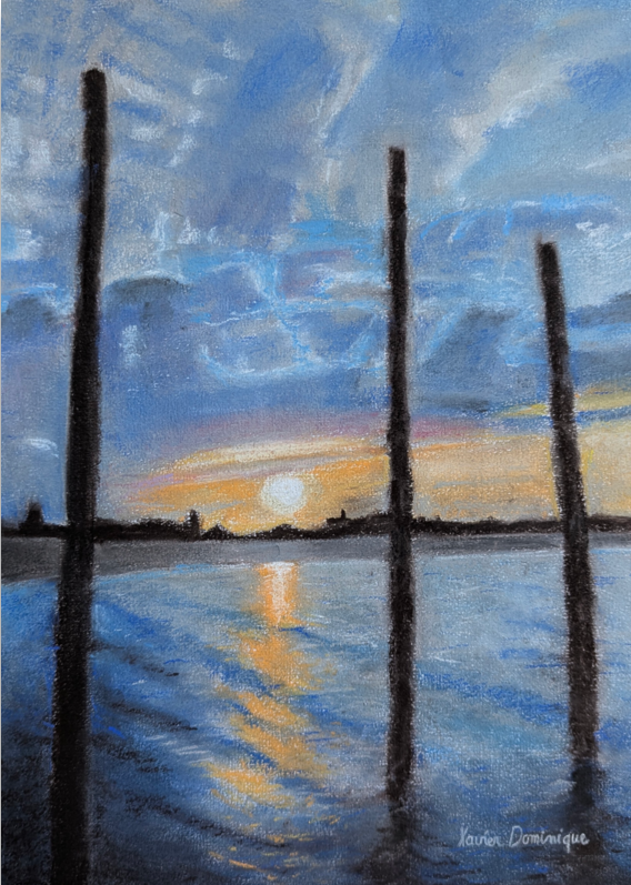Vue d'un dessin au Pastel d'un paysage marin qui représente un coucher de soleil sur le fleuve le Lay à l'aiguillon la presqu'île en Vendée. Ponton, reflets sur l'eau, soleil couchant et ciel nuageux 
