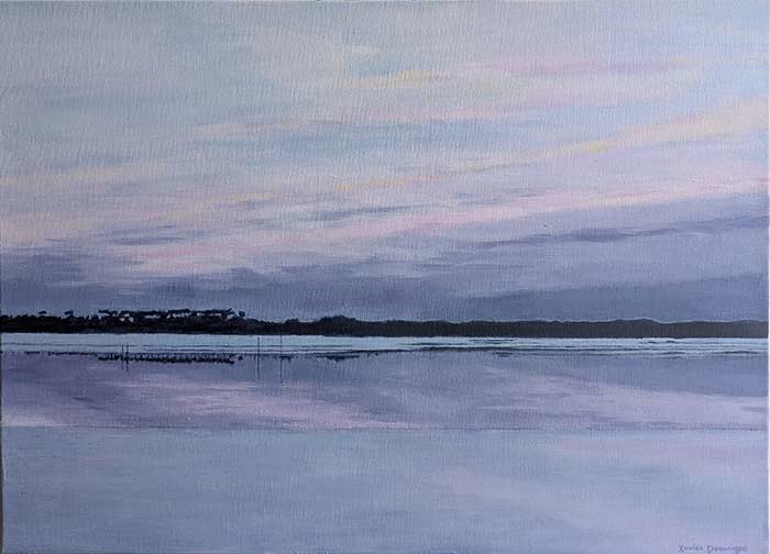 Peinture acrylique d’un paysage entre ciel et mer, dominée par des tons rose et mauve, avec un ciel nuageux reflété sur une rivière qui s’écoule vers la mer, réalisée avec des glacis pour capturer la lumière suspendue juste avant la tombée de la nuit